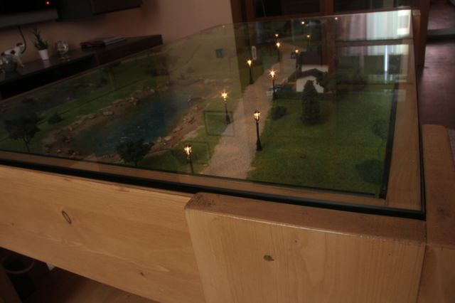 Самодельный журнальный стол с макетом под стеклом
