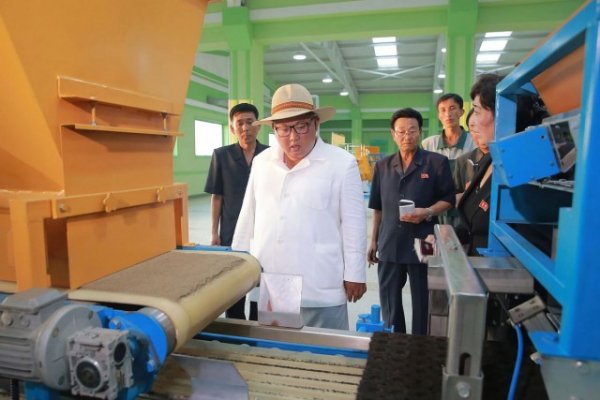 Самый главный ревизор: Ким Чен Ын инспектирует товары и объекты