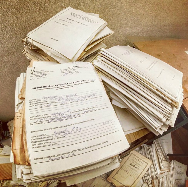 В заброшенном отделении полиции в Москве хранились тысячи документов россиян