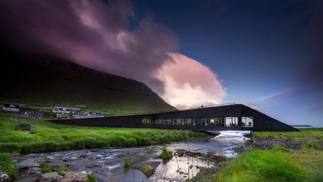 Здание, выполняющее функции моста через реку на Фарерских островах