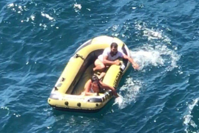 Супружескую пару, дрейфующую на надувной лодке в море, спас Христос