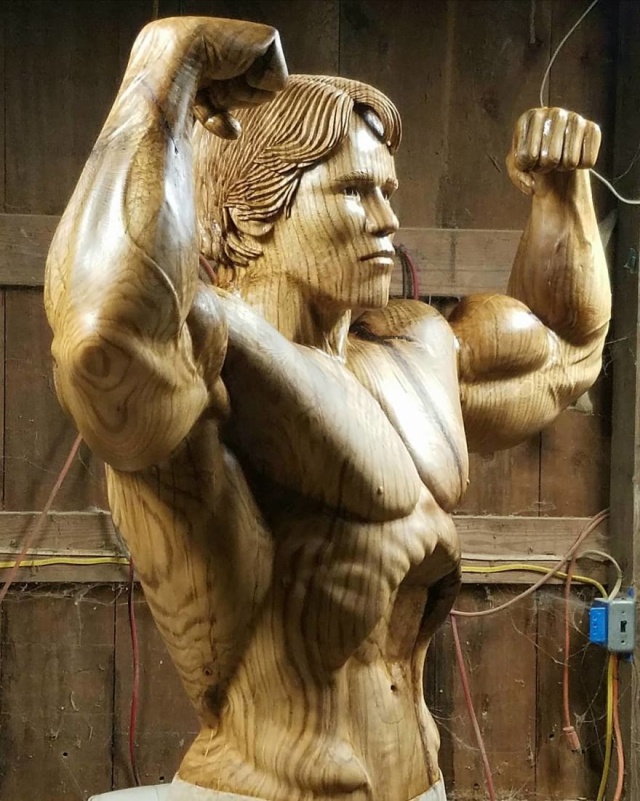 Удивительная скульптура знаменитости, вырезанная из дерева