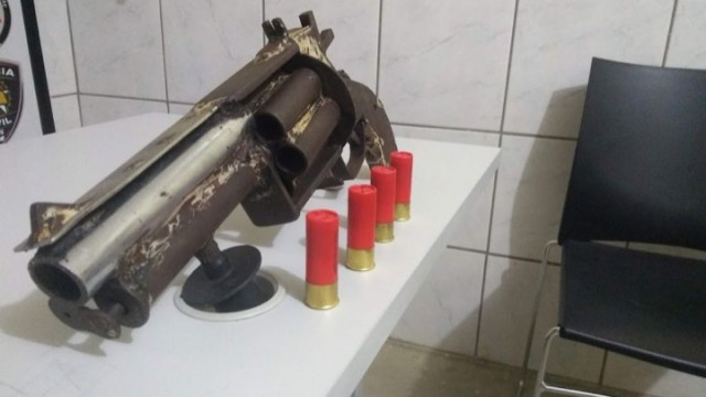 Шестизарядный револьвер из ржавых труб