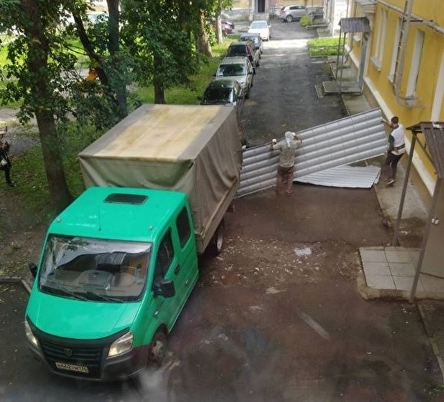 В Челябинской области строители демонтировали крышу многоэтажного дома из-за неоплаченного счета за ремонт