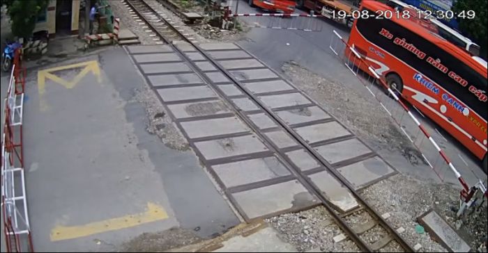 Во Вьетнаме шлагбаум проткнул автобус