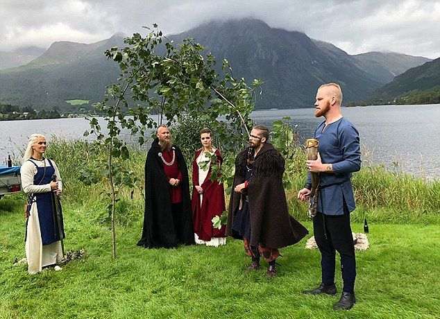 Норвежская пара сыграла свадьбу в стиле викингов