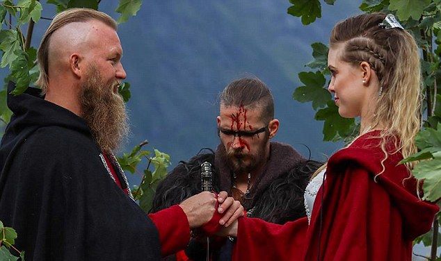 Норвежская пара сыграла свадьбу в стиле викингов