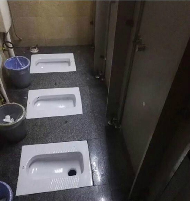 Приватность в китайском туалете