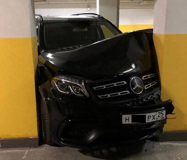 Дорогостоящая авария на парковке во Владивостоке