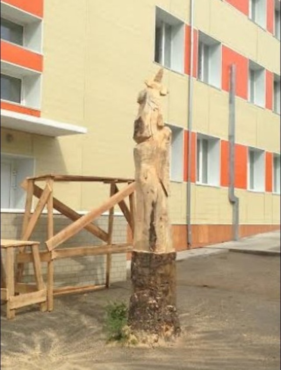 "Ожившие деревья": скульптура из сухого дерева
