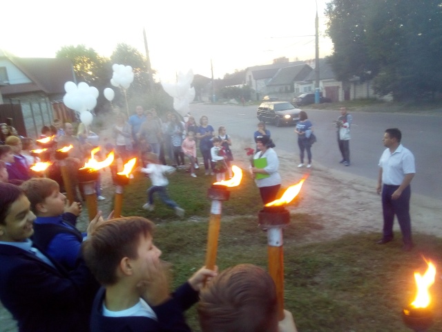 Школьники из Брянска устроили факельное шествие