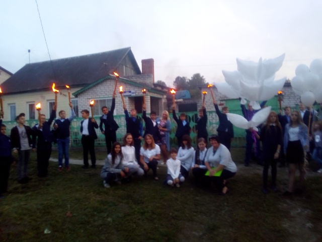 Школьники из Брянска устроили факельное шествие