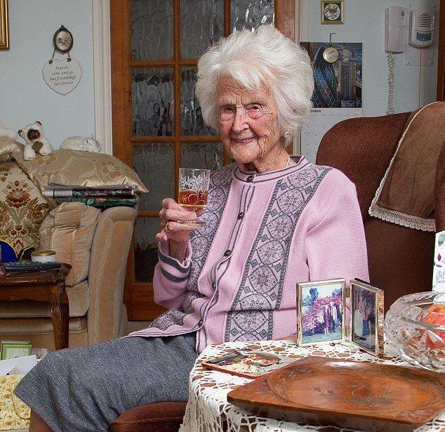 Старейшая женщина Англии не представляет своего дня без виски