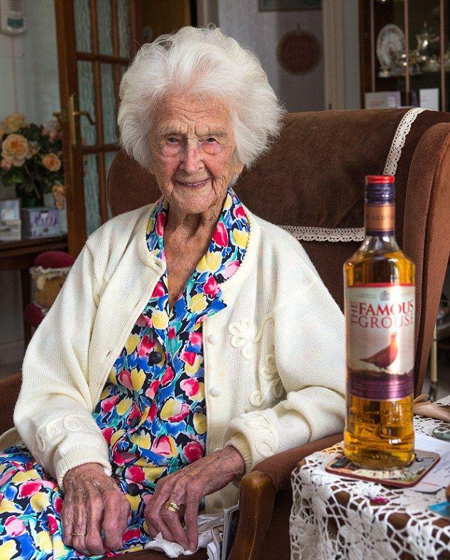 Старейшая женщина Англии не представляет своего дня без виски