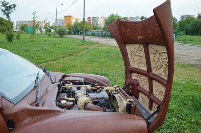 Эксклюзивный кожаный автомобиль с салоном из меха выставлен на продажу