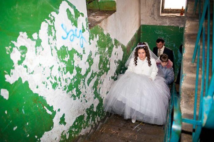 Свадьба в Сайлент Хилл. Как украшают на свадьбу убитые подъезды многоэтажек