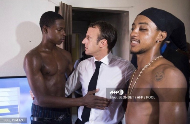 Фотографии президента Франции Эммануэля Макрона возмутили общественность