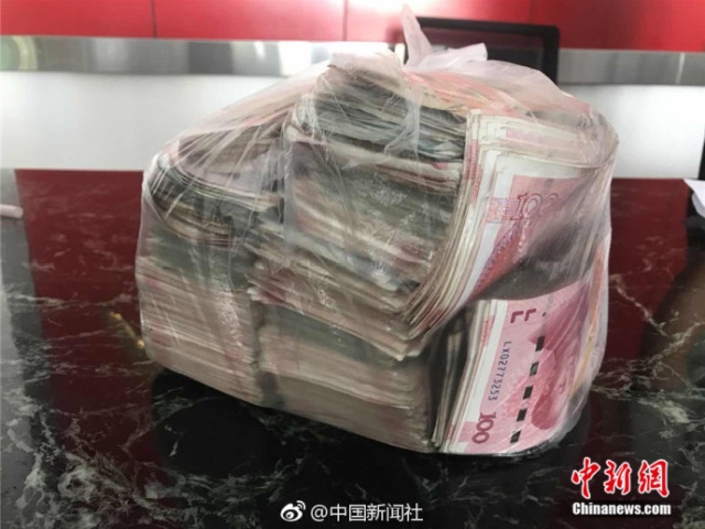Уборщица нашла полный пакет денег, но вернула его владельцу