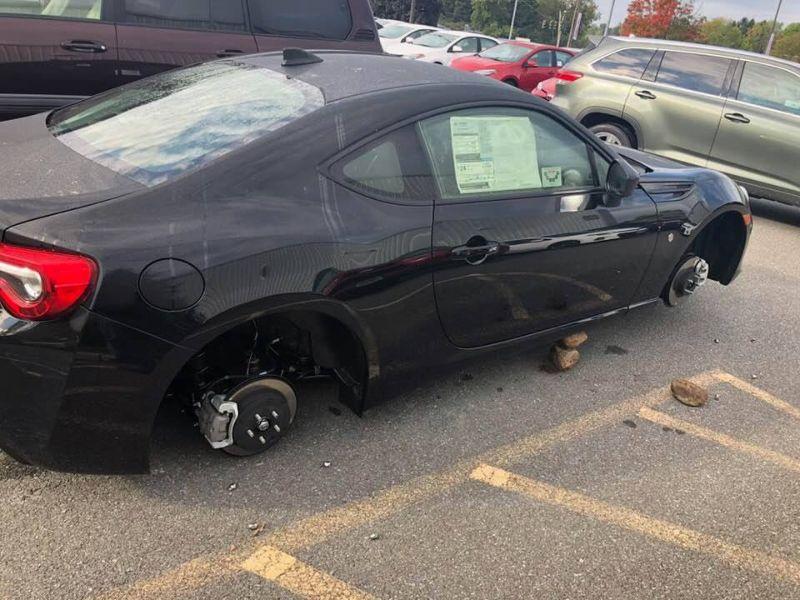 Дюжина новых Toyota остались без колес на парковке дилерского центра