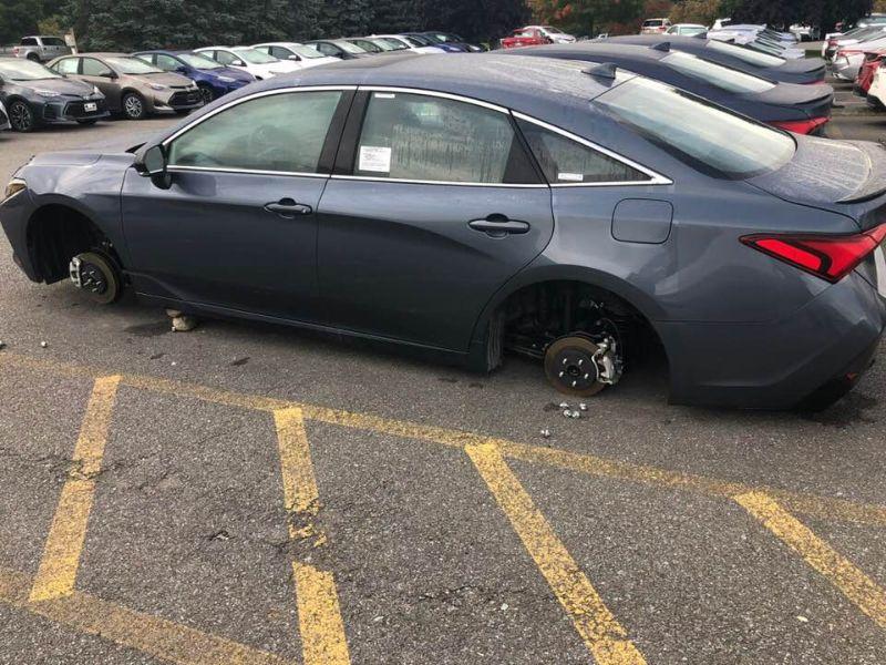 Дюжина новых Toyota остались без колес на парковке дилерского центра