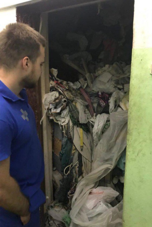 Жительница Москвы превратила свою квартиру в мусорную свалку