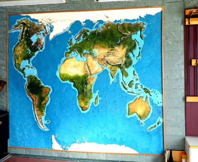 Объемная карта мира на стене старого гаража. Такого вы еще не видели!