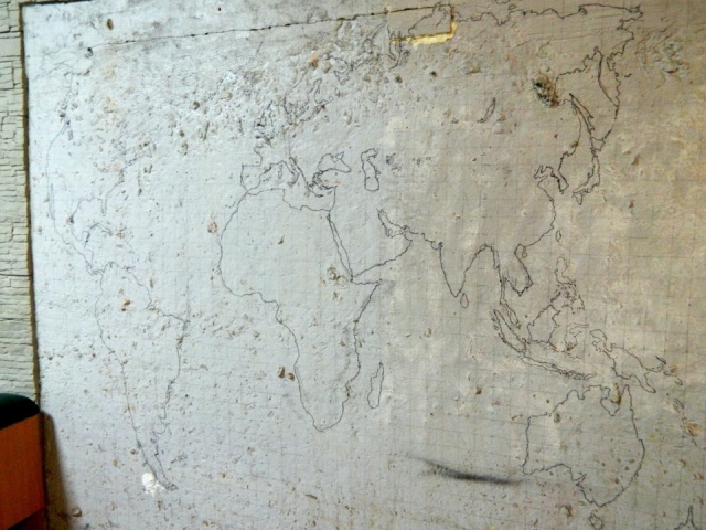 Объемная карта мира на стене старого гаража. Такого вы еще не видели!