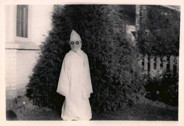 Винтажные фотографии до жути страшных костюмов на Хэллоуин
