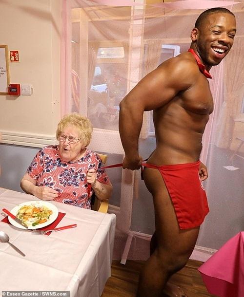 Пенсионерки вызвали в дом престарелых голых официантов и устроили праздничный ужин