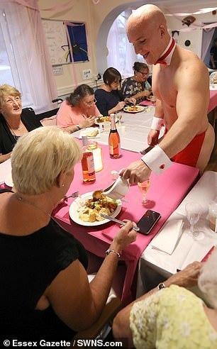 Пенсионерки вызвали в дом престарелых голых официантов и устроили праздничный ужин