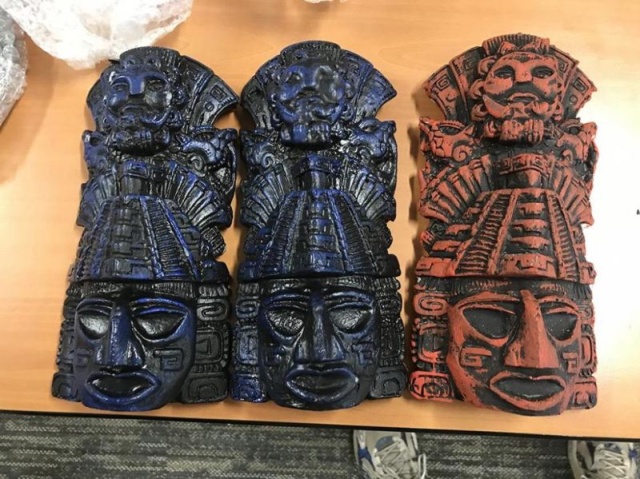 Таможенники задержали пассажира с ацтекскими статуэтками