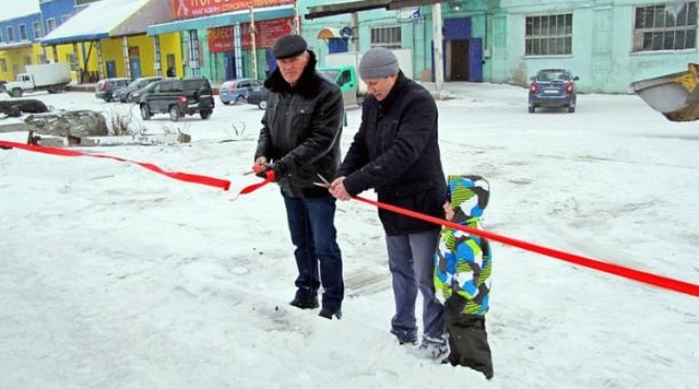 Красная ленточка и шарики уже стали обыденностью для российских чиновников