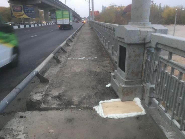 Из пены и палок. Как в Воронеже мост починили