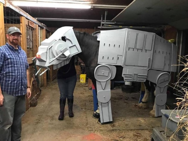 Хозяин превратил свою лошадь в AT-AT Walker из "Звездных войн"