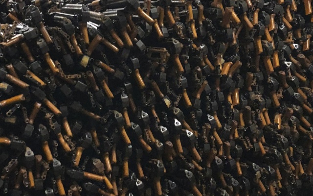 Огромная партия автоматов АК-47, изъятая у контрабандистов в Аденском заливе
