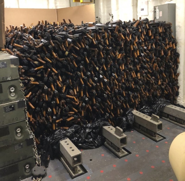 Огромная партия автоматов АК-47, изъятая у контрабандистов в Аденском заливе