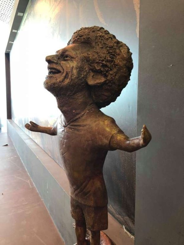 Бронзовая статуя египетского футболиста Мохаммеда Салаха