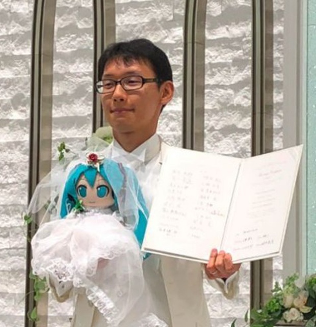 Житель Японии женился на анимешной виртуальной певице Мику Хацунэ