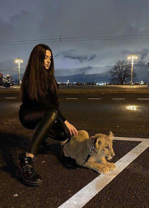 Необычная фотосессия Карины Назаретян на фоне спецмашины МВД