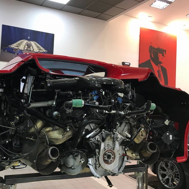 Как меняют сцепление на спорткаре Ferrari F50?