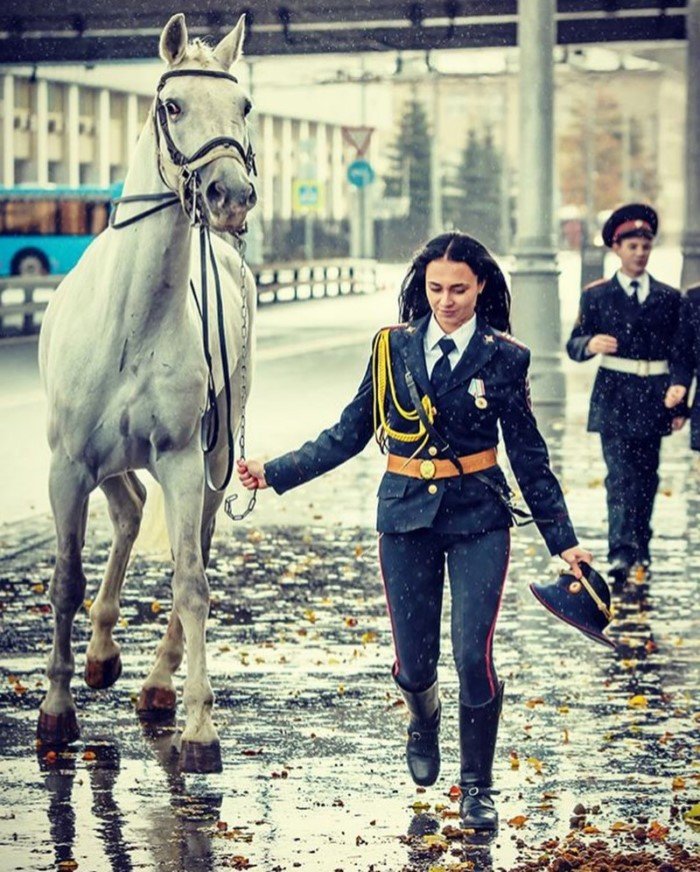 Девушки в конной полиции