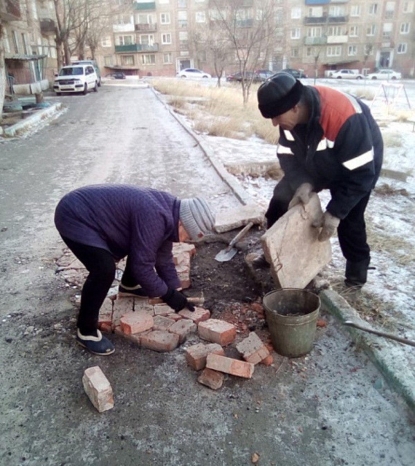 72-летняя пенсионерка из Бурятии не дождалась дорожников и своими руками заделала яму во дворе