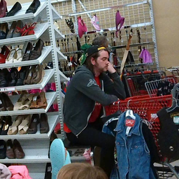 Мужчины, которым пришлось отправиться со своими женами на шопинг