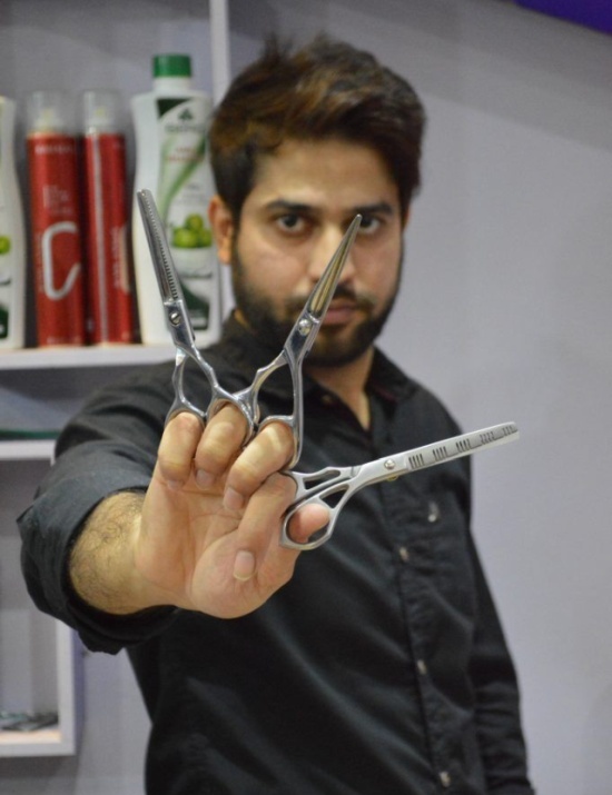 Эдвард Руки-ножницы в реальной жизни: пакистанец стрижет посетителей 27 парами ножниц