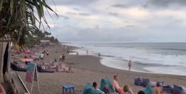Как жители Бали борются с туристами на скутерах на местном пляже