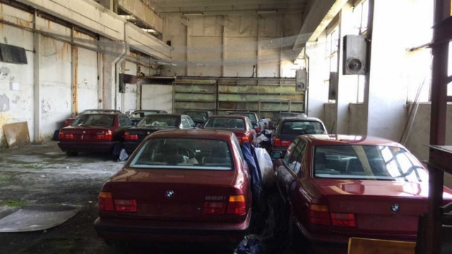 Заброшенный склад с новыми автомобилями BMW 5 серии 1994 года