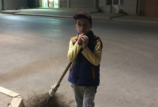 Мэр Дербента подарил квартиру семье мальчика, который перед школой помогал маме убирать улицы