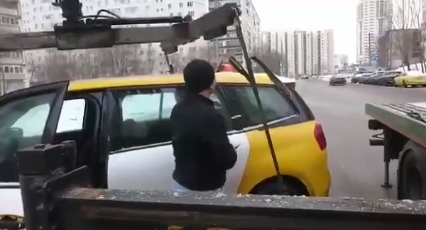 Нетерпеливый водитель решил самостоятельно "снять" свой автомобиль с эвакуатора