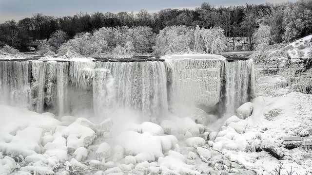 Из-за сильных морозов в США частично замерз Ниагарский водопад