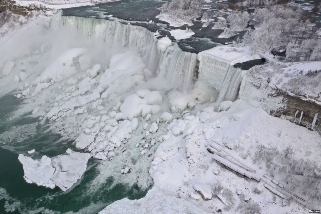 Из-за сильных морозов в США частично замерз Ниагарский водопад